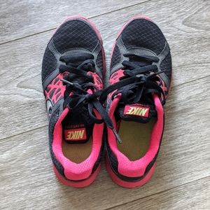 Nike sneakers size 6 black and pink